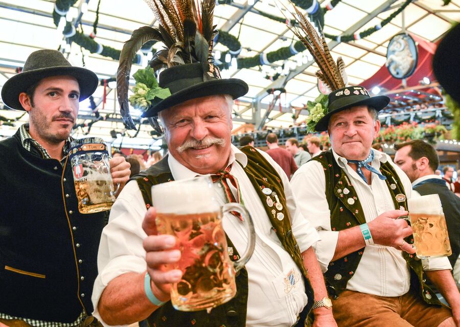 Посетители с пивом на открытии традиционного пивного фестиваля Октоберфест в Мюнхене
