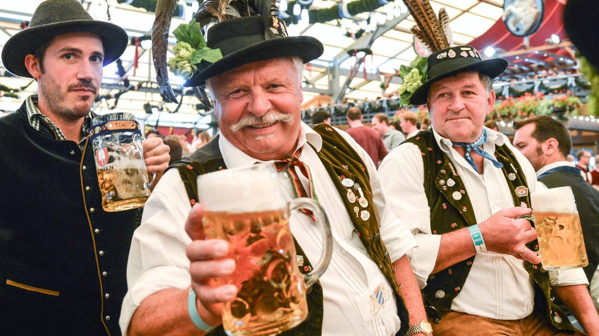 Посетители с пивом на открытии традиционного пивного фестиваля Октоберфест в Мюнхене - РИА Новости, 1920, 17.09.2022