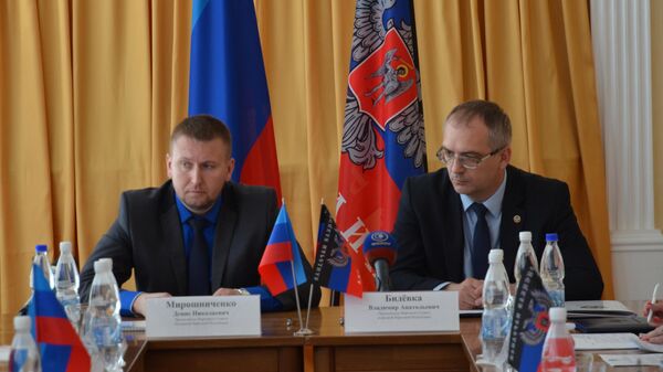 Председатели парламентов ЛНР Денис Мирошниченко и ДНР Владимир Бидевка на встрече в Луганске 