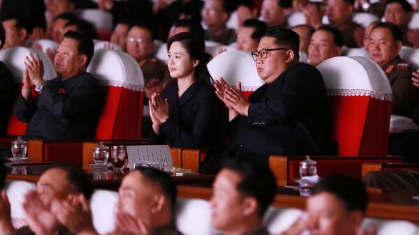 Лидер КНДР Ким Чен Ын во время посещения выступления кружков художественной самодеятельности жен офицеров Корейской народной армии. 3 июня 2019
