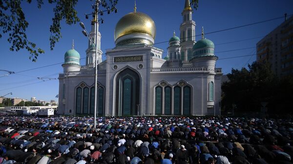Мусульмане в день праздника Ураза-байрам у Соборной мечети в Москве