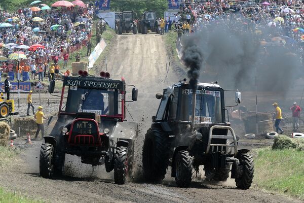 Участники соревнований во время гонки на тракторах Бизон-Трек-Шоу в Ростовской области
