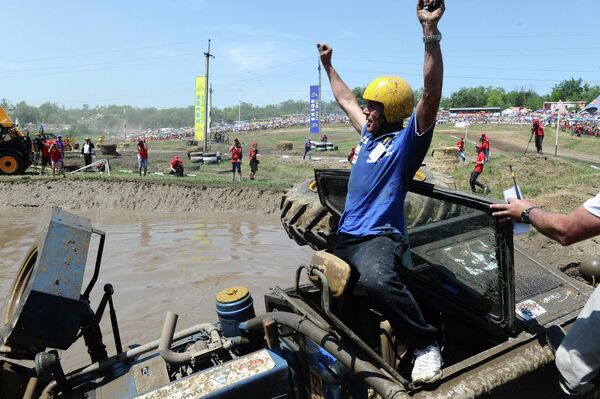 Участник соревнований во время гонки на тракторах Бизон-Трек-Шоу в Ростовской области