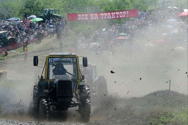 Участники соревнований во время гонки на тракторах Бизон-Трек-Шоу в Ростовской области