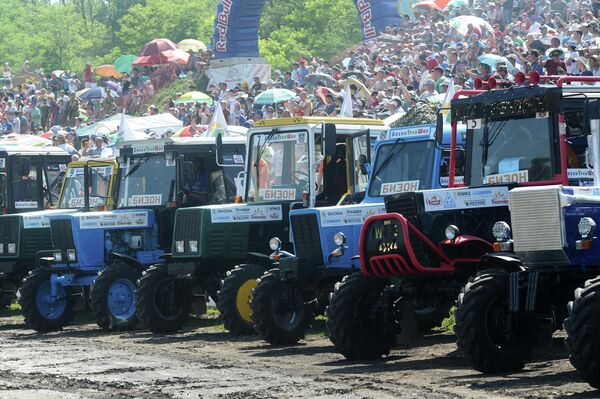 Участники соревнований и зрители перед началом гонки на тракторах Бизон-Трек-Шоу в Ростовской области