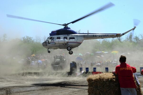 На соревнованиях во время гонки на тракторах Бизон-Трек-Шоу в Ростовской области