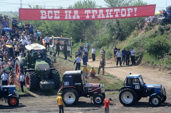 Участники соревнований перед началом гонки на тракторах Бизон-Трек-Шоу в Ростовской области