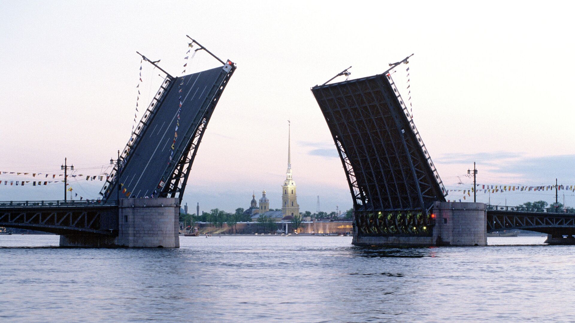 Троицкий мост в Санкт-Петербурге развод