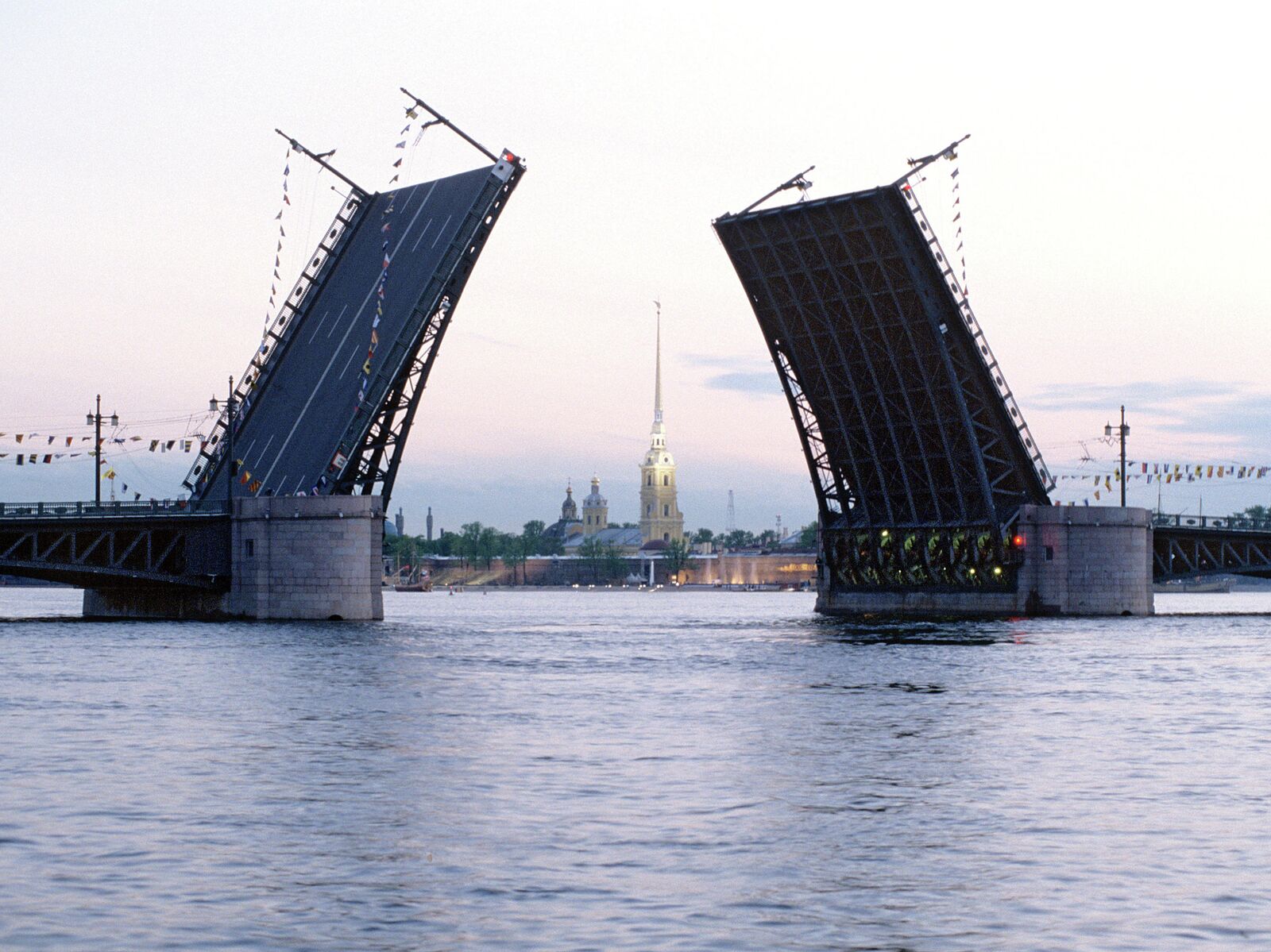 дворцовый мост в санкт петербурге днем