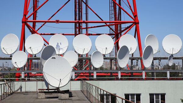 Спутниковые антенны и телевизионная вышка на территории филиала РГТС в Краснодаре