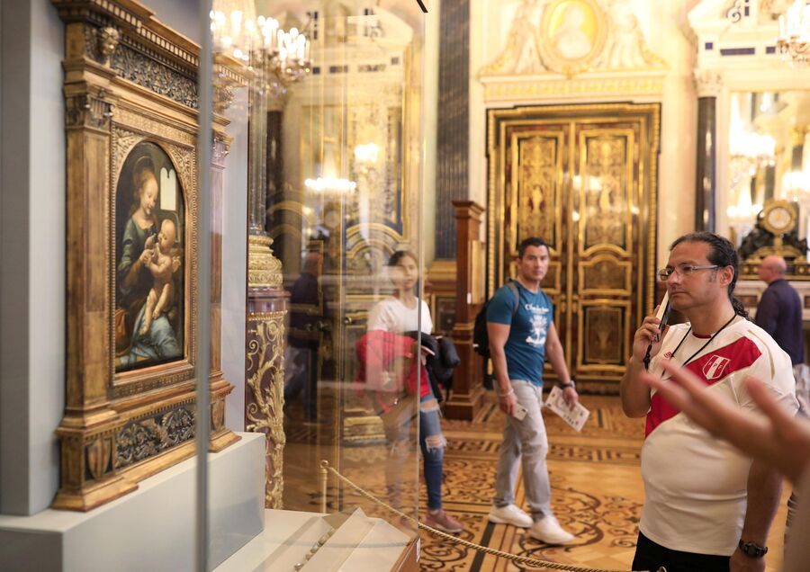 Посетители Эрмитажа у картины Леонардо да Винчи Мадонна Бенуа
