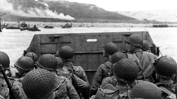 Высадка американских военных на десантном корабле на нормандский пляж Омаха во Франции. 6 июня 1944