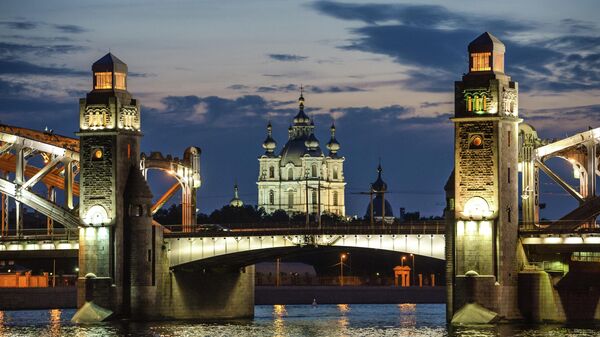 Белые ночи в Санкт-Петербурге. Мост Петра Великого и Смольный собор