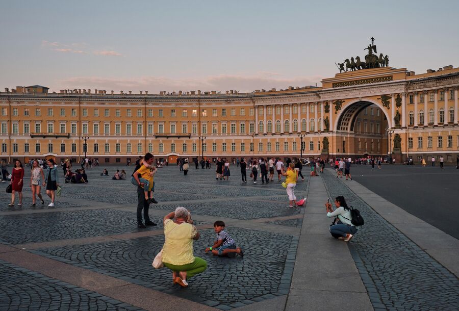 Туристы фотографируются на Дворцовой площади