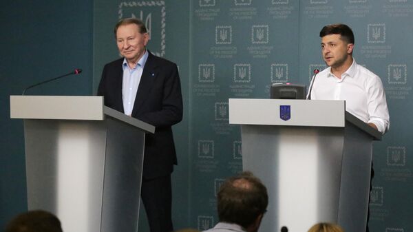 Президент Украины Владимир Зеленский и бывший президент Украины Леонид Кучма во время совместного брифинга в Киеве