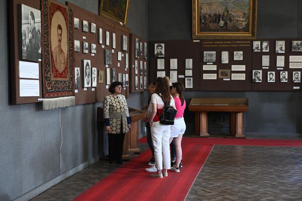 Посетители в музее Сталина в городе Гори в Грузии