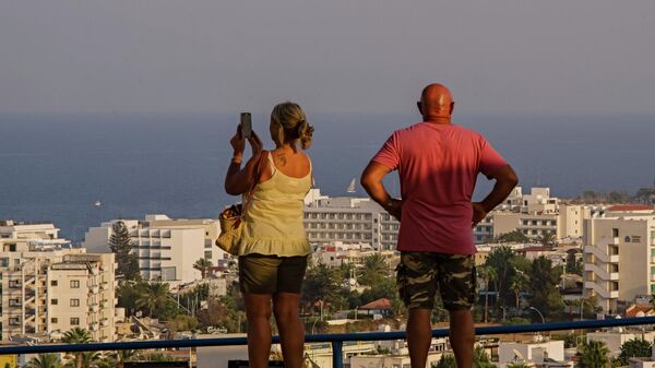 Туристы на смотровой площадке города Протарас на Кипре