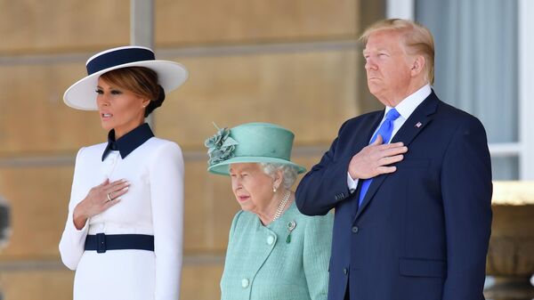 Британская королева Елизавета II и президент США Дональд Трамп с супругой Меланьей в Букингемском дворце в Лондоне. 3 июня 2019