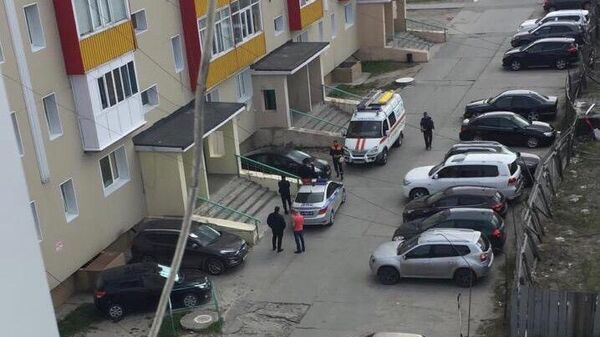 Автомобили спецслужб у дома погибшего полицейского в Ноябрьске