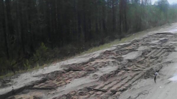 Отсутствующие бетонные плиты на единственной дороге, ведущей в село Катайга Верхнекетского района Томской области