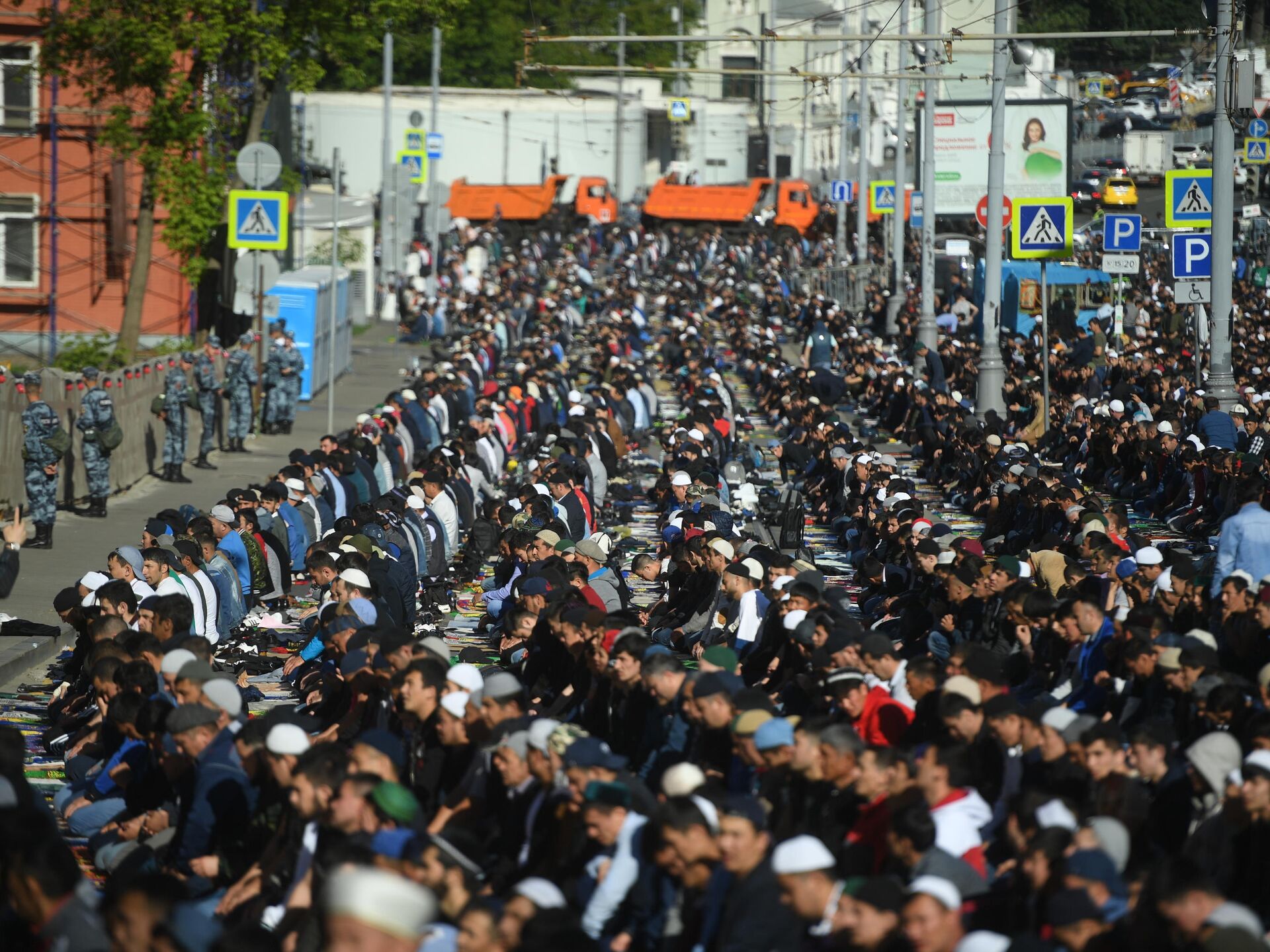 Какой мусульманский праздник сегодня отмечают. Ураза-байрам 2023 в Москве. Ураза байрам в Москве. Мусульмане празднуют Ураза байрам в Москве.