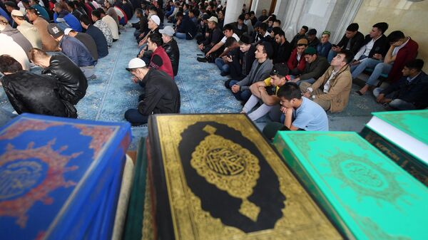 Мусульмане перед намазом в день праздника Ураза-байрам в мечети Кул-Шариф в Казани