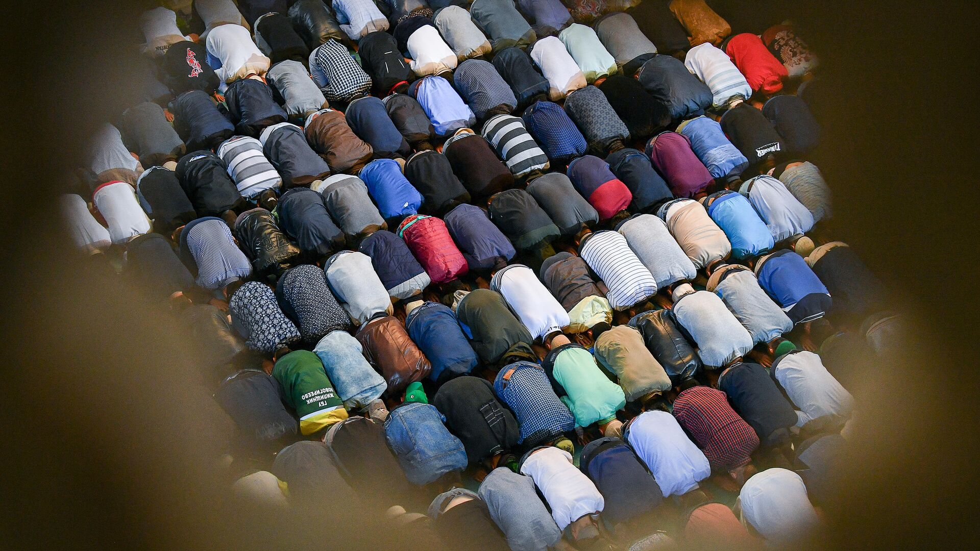 Мусульмане по время намаза в день праздника Ураза-байрам в Соборной мечети в Москве - РИА Новости, 1920, 04.06.2019