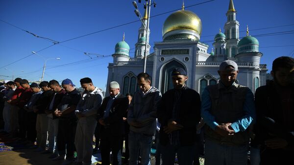 Мусульмане перед намазом в день праздника Ураза-байрам у Соборной мечети в Москве