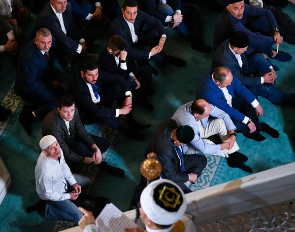 Мусульмане по время намаза в день праздника Ураза-байрам в Соборной мечети в Москве
