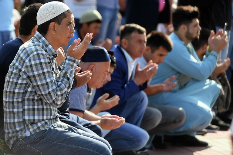 Мусульмане во время намаза в день праздника Ураза-байрам у мечети Кул-Шариф в Казани