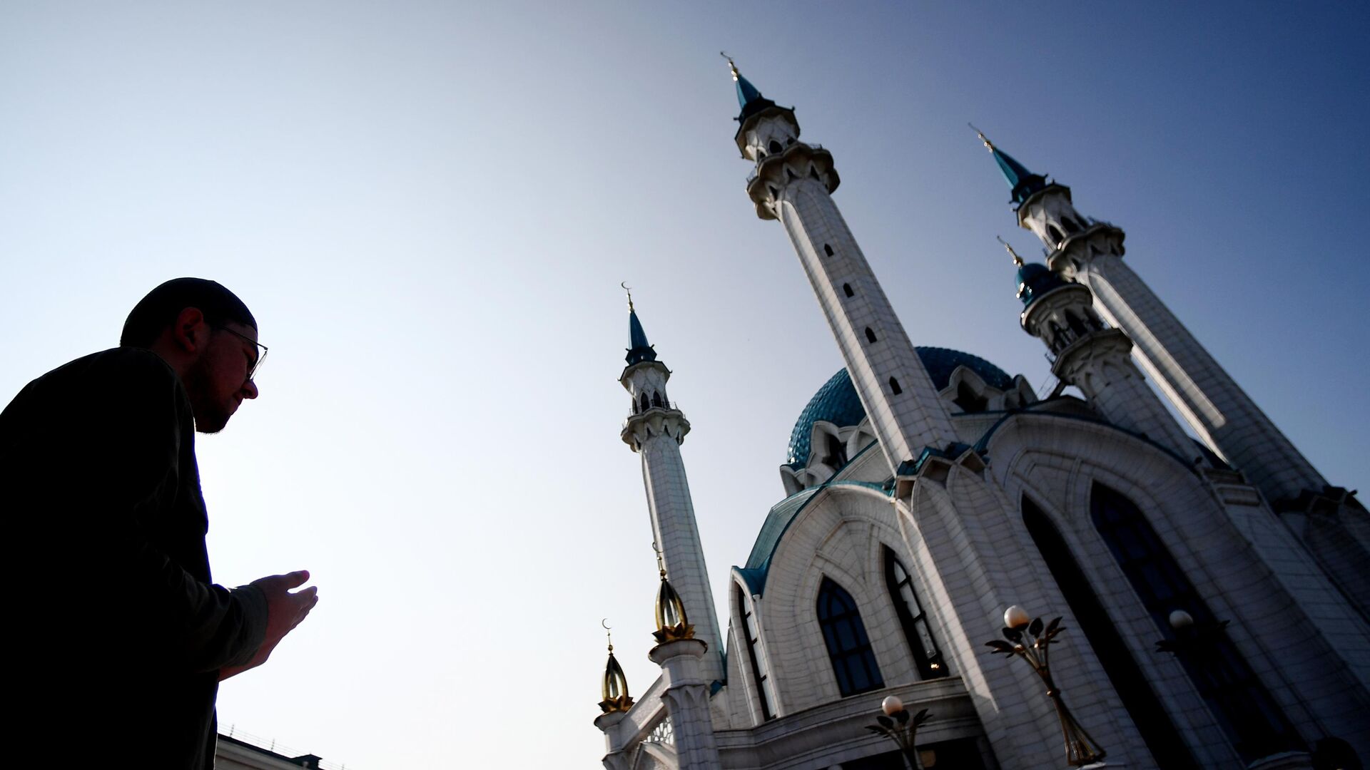 Верующий во время намаза в день праздника Ураза-байрам у мечети Кул-Шариф в Казани - РИА Новости, 1920, 02.05.2022