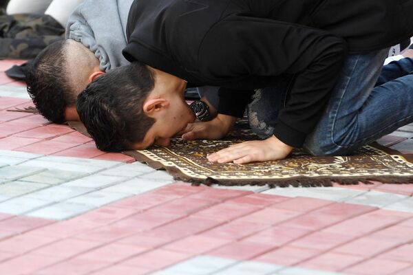 Мусульмане во время намаза в день праздника Ураза-байрам у мечети Кул-Шариф в Казани
