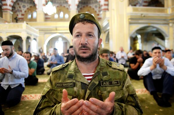 Верующие во время праздничной молитвы в мечети Сердце Чечни имени А. Кадырова в Грозном