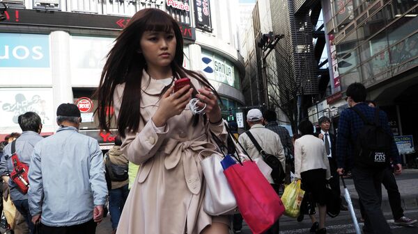 Девушка на одной из улиц города Токио