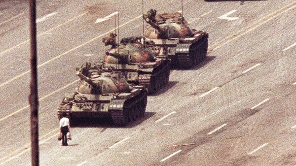 Мужчина стоит перед колонной танков на проспекте Вечного Мира в Пекине, Китай. 5 июня 1989