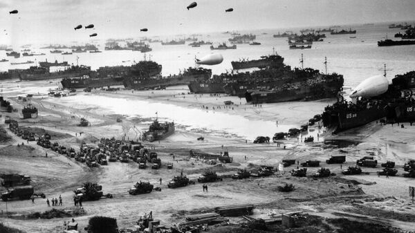 Высадка американских военных на десантном корабле на нормандский пляж Омаха во Франции. 6 июня 1944 года