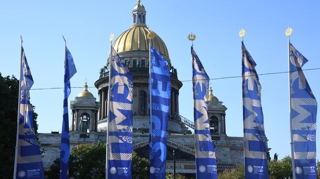 Флаги с символикой Петербургского международного экономического форума на Исаакиевской площади в Санкт-Петербурге