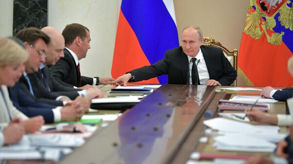 Президент РФ Владимир Путин и председатель правительства РФ Дмитрий Медведев во время совещания с членами правительства РФ