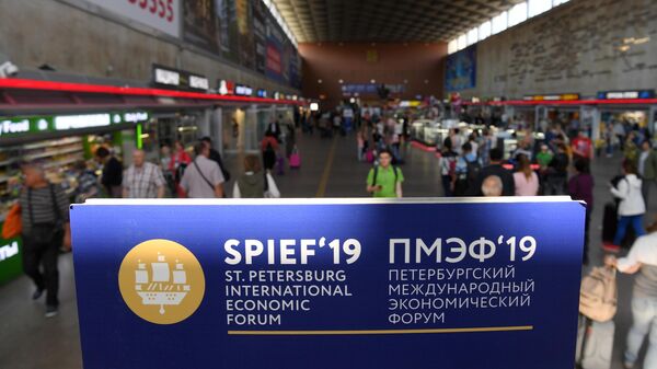Табличка с символикой Петербургского международного экономического форума на железнодорожном вокзале в Санкт-Петербурге