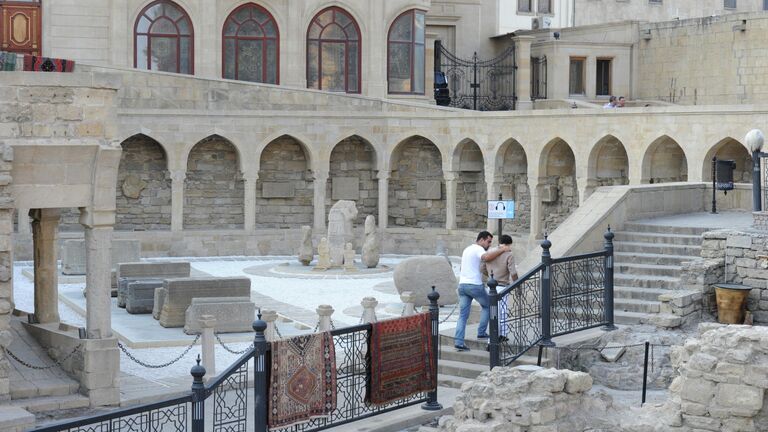 Базарная площадь в Старом городе в Баку