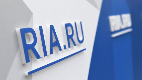 Логотип RIA.ru в оформлении стенда ресурса на Российском инвестиционном форуме в Сочи