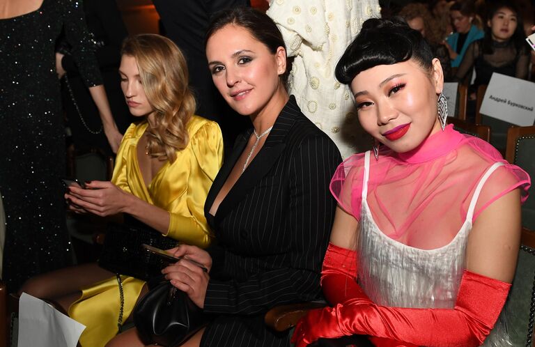 Актриса Мария Шумакова и китайская певица и актриса Ян Гэ перед началом церемонии вручения премии Женщина года 2018 по версии журнала Glamour в РАМТ в Москве Актриса Мария Шумакова и китайская певица и актриса Ян Гэ перед началом церемонии вручения премии Женщина года 2018 по версии журнала Glamour в РАМТ в Москве