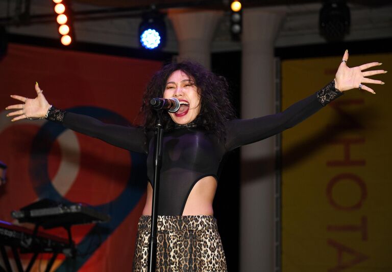 Актриса из Китая Ян Гэ выступает на вечеринке Роза Хутор Party в рамках 29-го Открытого российского кинофестиваля Кинотавр в Сочи Актриса из Китая Ян Гэ выступает на вечеринке Роза Хутор Party в рамках 29-го Открытого российского кинофестиваля Кинотавр в Сочи