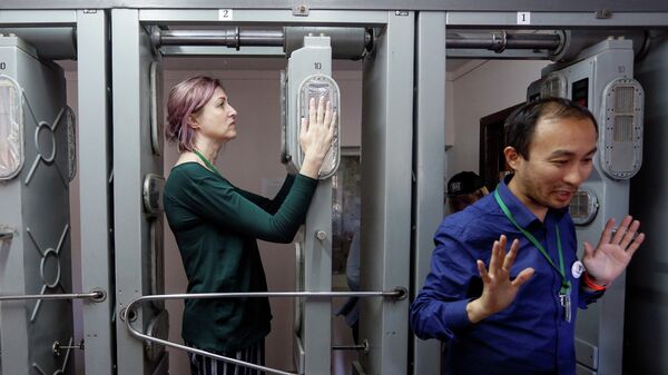 Туристы проходят через контрольно-пропускной пункт радиологического контроля после посещения Чернобыльской АЭС, Украина