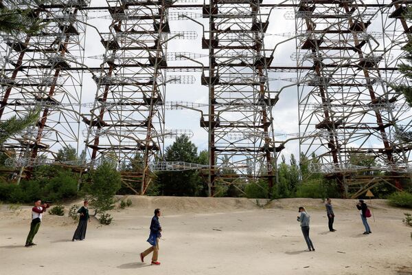 Туристы осматривают советскую загоризонтную радиолокационную станцию Дуга вблизи Чернобыльской АЭС, Украина