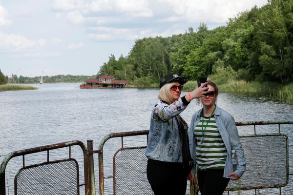Туристы делают селфи в речном порту заброшенного города Припять, недалеко от Чернобыльской АЭС, Украина  