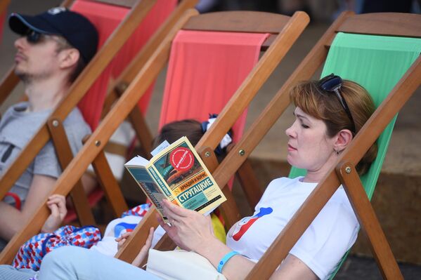 Посетители книжного фестиваля на Красной площади в Москве
