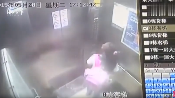 В Китае девочка выжила при падении лифта с 19 этажа
