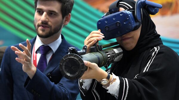 Участница Петербургского международного экономического форума 2019 тестирует шлем виртуальной реальности HTC Vive VR.