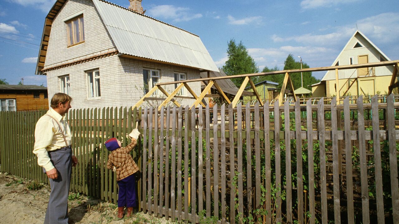 Владельцам дач дали совет, что делать, если соседи строят дом с нарушениями  - РИА Новости, 09.07.2023